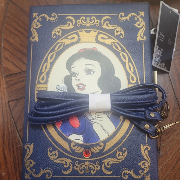 Loungefly Disney Snow White Storybook crossbody - Picture 3 of 6